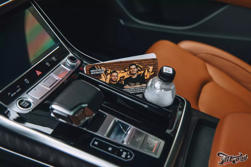 Оклеили Audi Q8 серым матовым полиуретаном, установили усиленные тормозные диски и колодки, окрасили суппорта, сделали антихром, произвели комплекс детейлинг-услуг
